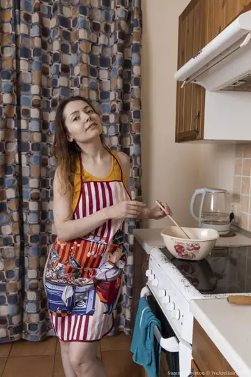 Summer Preston – Curvy Redhead Spreads Her Hairy Pussy in the Kitchen