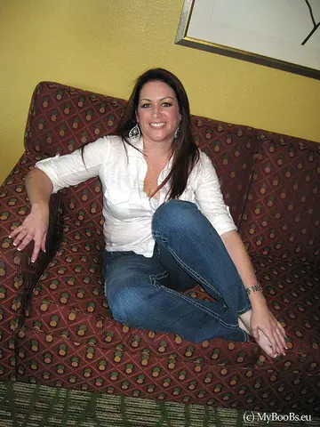 Ryan Edel – Brunette MILF Strips Out of Her Jeans and Gets Fucked POV