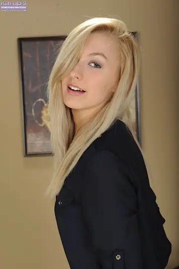 Alexa Grace – Tall Blonde Releases Her Small Breasts and Spreads Her Pussy