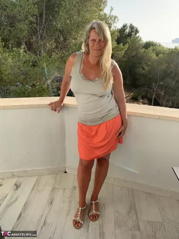 Sweet Susi – Thick European MILF Lifts Her Skirt and Spreads Her Shaved Pussy