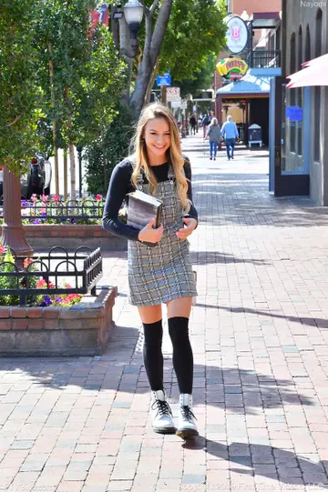 Naomi Swann – Blonde in Socks Fingers Her Ass and Spreads Outdoors