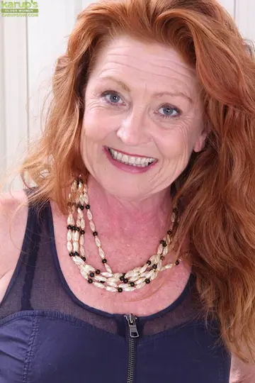 Veronica Smith – Busty Redhead MILF Spreads Her Legs in Stockings