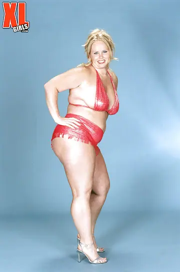 Kaitlin Klien – Tattooed Blonde BBW Spreads Outdoors