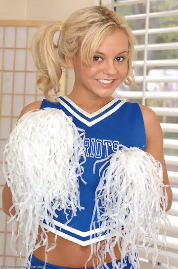 Bree Olson – Blonde Amateur with Big Natural Tits Spreads Her Legs Wide