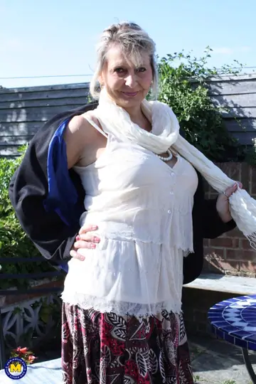 Curvy Mature British Woman Spreads Outdoors