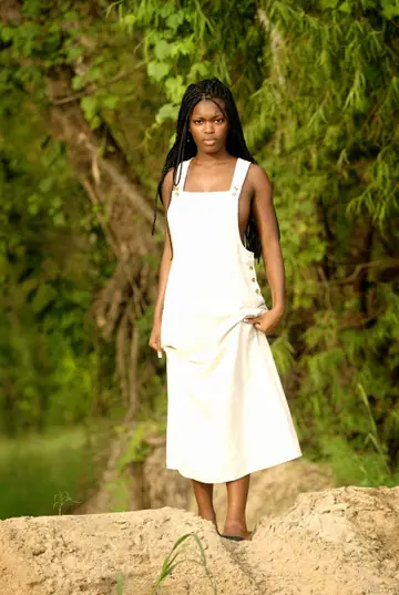 Deserea – Tall Ebony Babe Sheds Her White Dress and Bares Her Pussy on the Beach