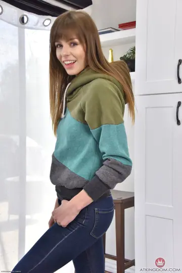 Alex Blake – Thick Brunette Amateur Fingers Her Trimmed Pussy