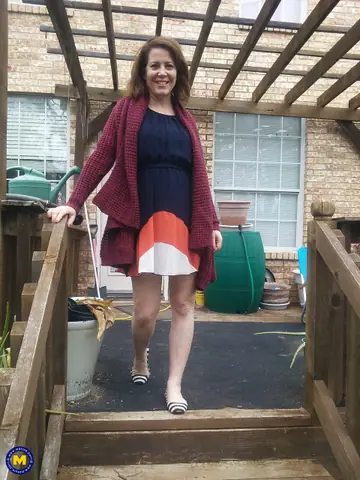 Caitlin Moore – Curvy Brunette MILF Spreads Her Shaved Pussy Outdoors