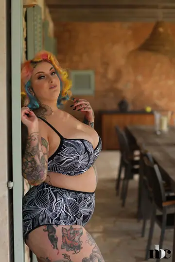 Galda Lou – BBW Redhead Strips Nude and Spreads Outdoors