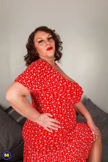 Carol Brown – Tall British BBW Strips Out of Her Dress and Fucks a Dildo