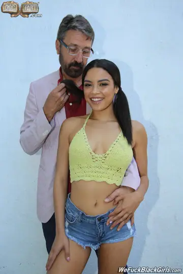 Maya Bijou – Latina Brunette Takes a Creampie Outdoors
