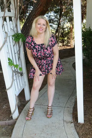 Zoey Tyler – Busty Blonde MILF Strips Nude Outdoors