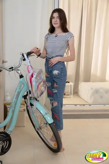 Ariana Shaine – Tall Russian Brunette in Jeans Gets Pussy Licked and Fucked Hard