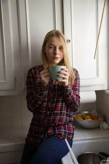 Freda Motten – Skinny Blonde Shows Her Body in Jeans and Panties