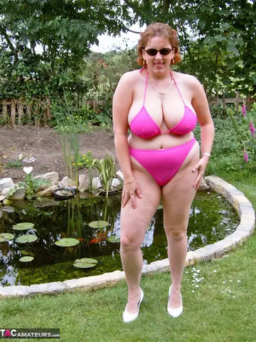 Curvy Claire – Curvy British MILF Strips Off Her Bikini in the Backyard for Sex