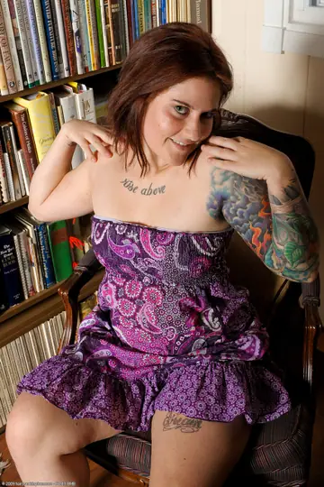Tattooed BBW Spreads Her Hairy Pussy and Shows Her Big Ass