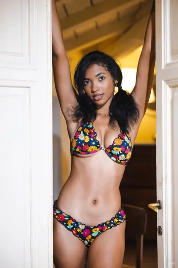 Barbie Reyes – Tall Ebony Latina Strips Out of Her Bikini and Spreads