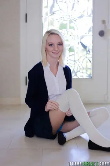 Sammie Daniels – Skinny Blonde Bares All in Socks and Spreads