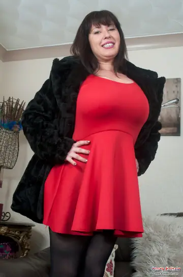 Juiceyjaney – British Brunette MILF in Stockings Spreads Her Trimmed Pussy