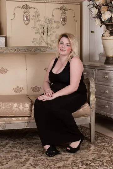 AJ Shine – Tattooed Blonde BBW Strips and Spreads Her Hairy Pussy