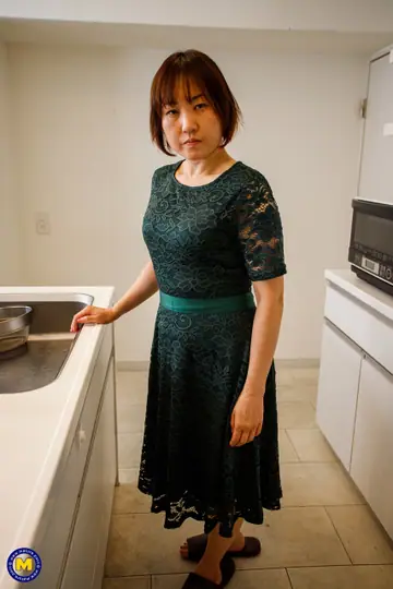 Yuki Kozakura – Asian Redhead MILF Poses Nude in the Kitchen