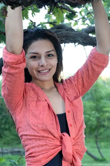 Margaret Li – Slim Latina Brunette Spreads Her Hairy Pussy and Shows Her Feet Outdoors