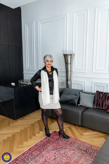 European MILF Spreads Her Legs in Stockings