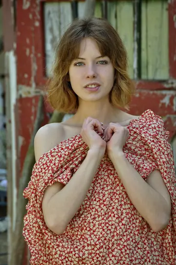 Bonnie Apricot – Slim Hairy Brunette with Small Natural Tits Undresses Outdoors