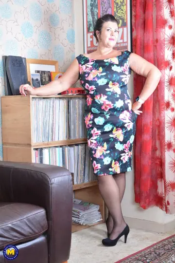 Katie Coquard – Mature Curvy Brunette Toys Her Pussy in Stockings on the Sofa