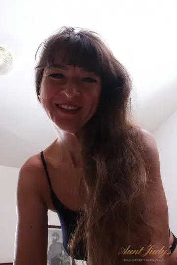 Belinda Brush – Slim Mature Brunette Spreads Her Shaved Pussy on the Bed