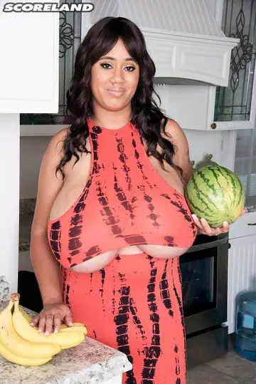 Roxi Red – Tall Ebony MILF Undresses and Spreads Her Pussy