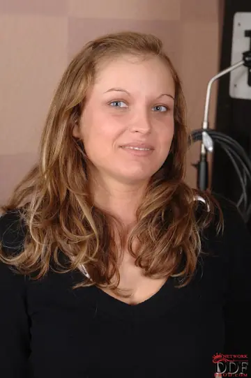 Esperansa – Hungarian Brunette Flashes Her Big Natural Tits in Yoga Pants and Boots
