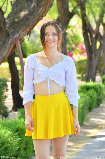 PAWG Lifts Her Skirt and Shows Her Ass on Public Sidewalk