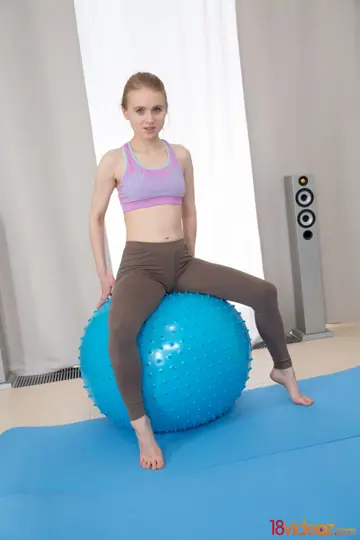 Light Fairy – Slim Blonde in Yoga Pants Takes Double Penetration and Cumshot