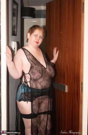 Posh Sophia – Mature Blonde BBW Strips Out of Her Lingerie and Spreads Her Legs Wide