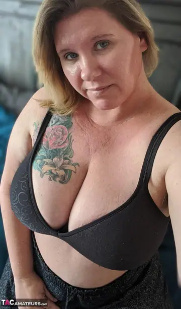 Busty Kris Ann – Chubby Mature Blonde in Lingerie Spreads Her Pussy in the Bathroom