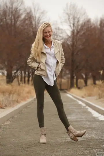 Dannell Norfolk – Tall Blonde Flashes Her Natural Tits Outdoors