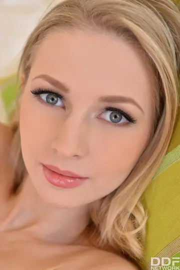 Helga Grey – Thick Ukrainian Blonde Fingers Her Shaved Pussy
