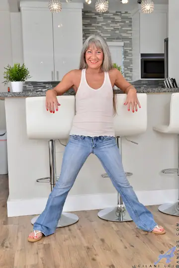 Leilani Lei – Mature Brunette Strips Out of Her Jeans and Spreads Her Legs