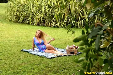 Holly Heart – Busty Blonde MILF Strips Out of Her Skirt for Outdoor Sex
