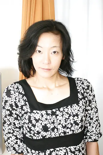 Japanese MILF Strips Off Her Pantyhose and Spreads Her Hairy Holes