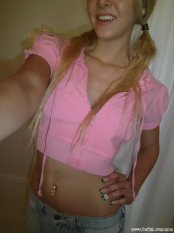 Elle Blue – Petite Blonde Amateur in Shorts Spreads Her Shaved Pussy