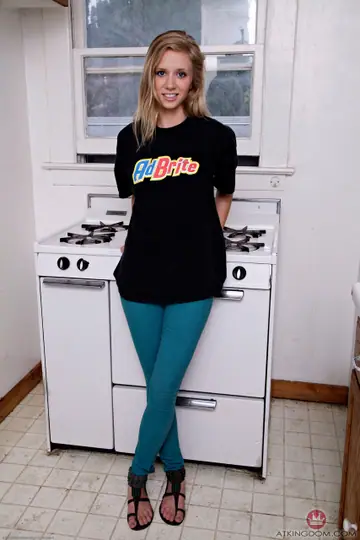 Rachel James – Petite Blonde in Jeans Undresses and Spreads Her Pussy on the Stove