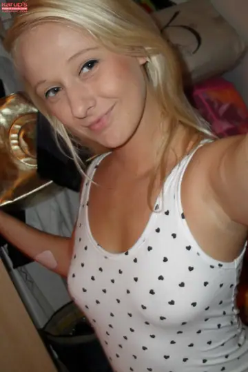 Lilith Lee – Tanned Blonde in Panties Spreads Her Shaved Pussy for a Selfie