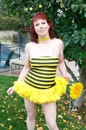 Dirtygardengirl – Tattooed Redhead MILF Strips Off Her Costume and Spreads Her Pussy Outdoors