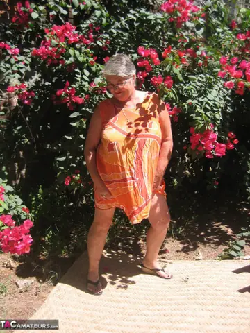 BBW Strips Out of Her Skirt on a Garden Patio
