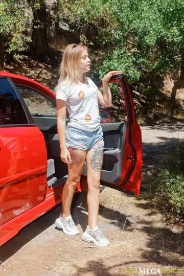 Tattooed Blonde Rides a Boyfriend Cowgirl in the Hotel