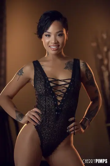 Honey Gold – Thick Asian Ebony Babe with Short Hair Masturbates and Spreads
