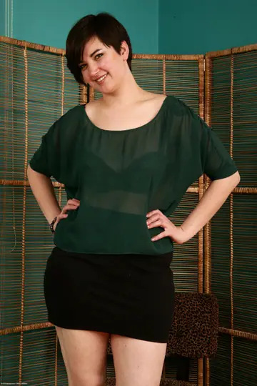 BBW with Big Ass and Short Hair Exposes Her Hairy Pussy