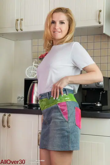 Alika Alba – Thick Blonde MILF Strips Naked and Spreads in the Kitchen